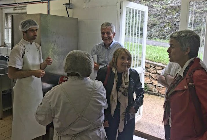 MeslinSaintJean's tweet photo. Cette fois-ci, c'est une rencontre à l'ESAT La Pradelle, du côté des Cévennes 👍 la @FondationOrange a apporté un soutien numérique auprès de @SesameAutisme  Échanges avec les Responsables d'ateliers et des bénéficiaires 👌 Passionnant ! #autisme #numérique https://t.co/kYwpeGC8eZ