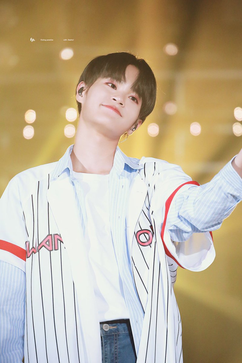 fp_0129's tweet photo. 어떻게 안사랑해❔❕💞
#이대휘 #대휘 #LEEDAEHWI #DAEHWI https://t.co/2VOqz5g5n4