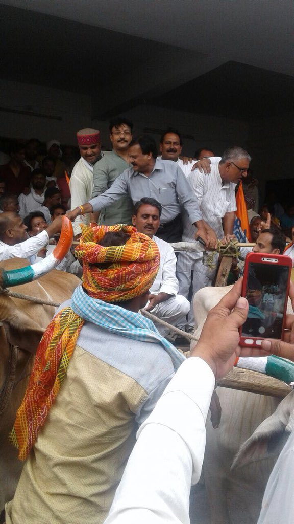 sajjanvermaINC's tweet photo. श्री कमलनाथ जी एवं @JM_Scindia के नेतृत्व में पेट्रोल-डीज़ल के बड़ते दामों के ख़िलाफ़ बैलगाड़ी यात्रा कर मुख्यमंत्री कार्यालय का घेराव किया। जनता का एतिहासिक समर्थन और हज़ारों कार्यकर्ताओं का उत्साह यह संदेश देता है कि भाजपा के कुशासन का अंत निकट है।
#MPbachao
@OfficeOfKNath https://t.co/RhQGmZ1ch4