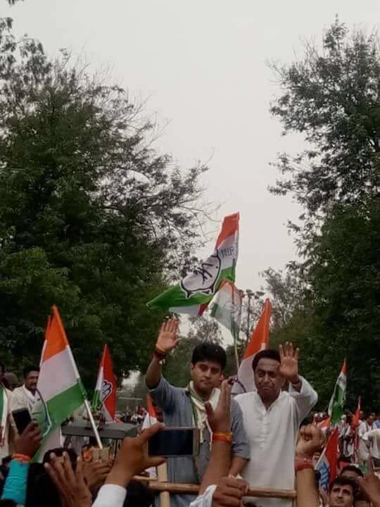 sajjanvermaINC's tweet photo. श्री कमलनाथ जी एवं @JM_Scindia के नेतृत्व में पेट्रोल-डीज़ल के बड़ते दामों के ख़िलाफ़ बैलगाड़ी यात्रा कर मुख्यमंत्री कार्यालय का घेराव किया। जनता का एतिहासिक समर्थन और हज़ारों कार्यकर्ताओं का उत्साह यह संदेश देता है कि भाजपा के कुशासन का अंत निकट है।
#MPbachao
@OfficeOfKNath https://t.co/RhQGmZ1ch4