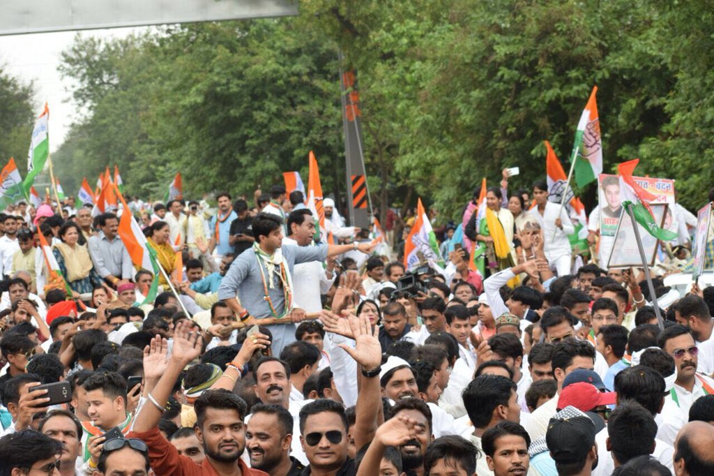 sajjanvermaINC's tweet photo. श्री कमलनाथ जी एवं @JM_Scindia के नेतृत्व में पेट्रोल-डीज़ल के बड़ते दामों के ख़िलाफ़ बैलगाड़ी यात्रा कर मुख्यमंत्री कार्यालय का घेराव किया। जनता का एतिहासिक समर्थन और हज़ारों कार्यकर्ताओं का उत्साह यह संदेश देता है कि भाजपा के कुशासन का अंत निकट है।
#MPbachao
@OfficeOfKNath https://t.co/RhQGmZ1ch4