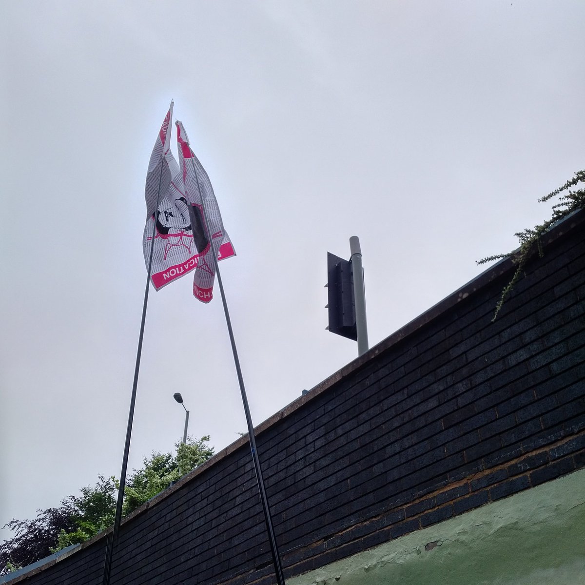 memorypalace's tweet photo. Four Flags for Chapel Ash -public art project flying the flags for Wolverhampton School of Art #degreeshow18 @WLV_Arts 9th -23rd June visit and enjoy much as the RA Summer Show artists exhibit their new and innovative works #artists #artistsresidencies #fineart #photography https://t.co/gNBGDWVbjM