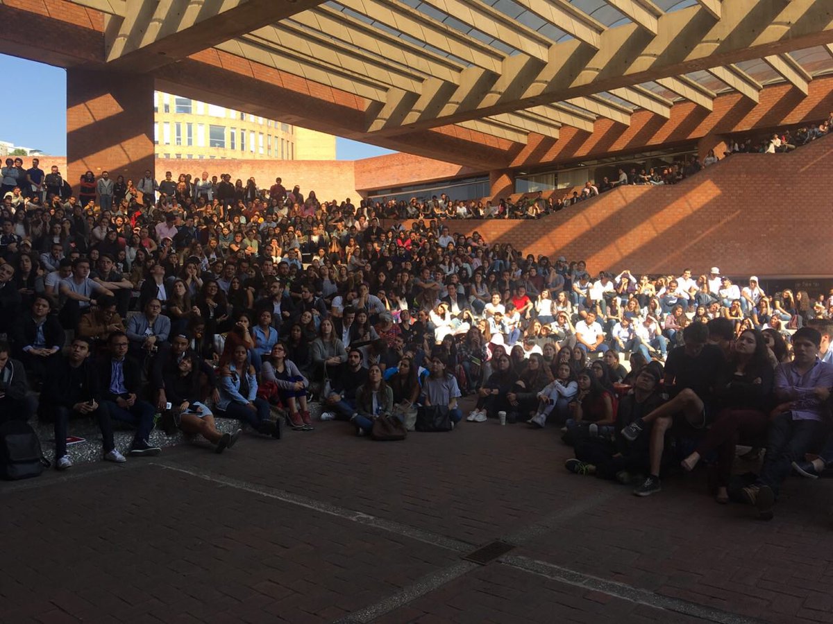 ferbelaunzaran's tweet photo. Donde @lopezobrador_ le sacó al parche, en la @IBERO_mx, brilla @RicardoAnayaC.

El chingo de estudiantes que no alcanzaron a entrar al auditorio que está a reventar. https://t.co/6F7XBCipgr