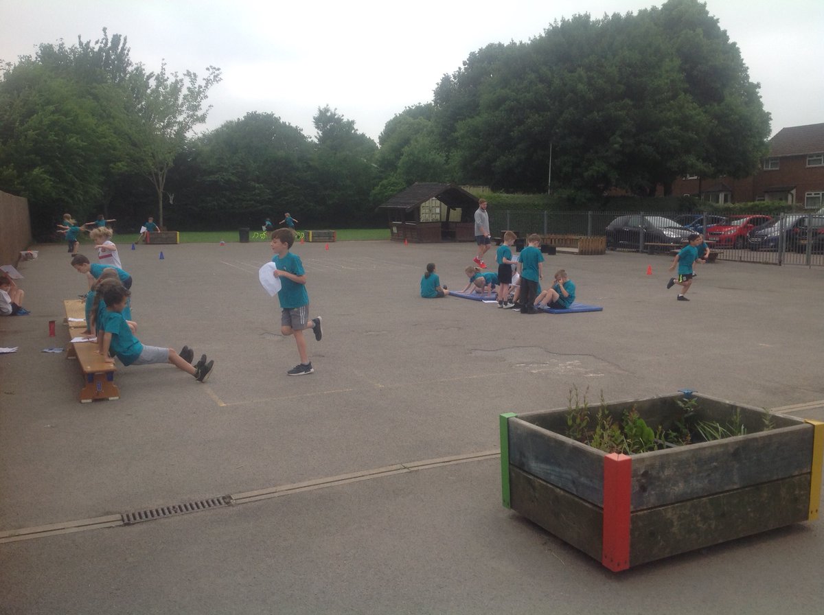 YGNantCaerau's tweet photo. Plant yn gweithio'n galed iawn yn gwersi ffitrwydd Mr Jones a Mr Wright heddiw!
Children working extremely hard in Mr Jones and Mr Wrights fitness lessons today!
#WythnosNewidiadau #ChangesWeek #Ffitrwydd #Fitness #Iach #Healthy #Lles #Wellbeing https://t.co/7jeStgZYmw