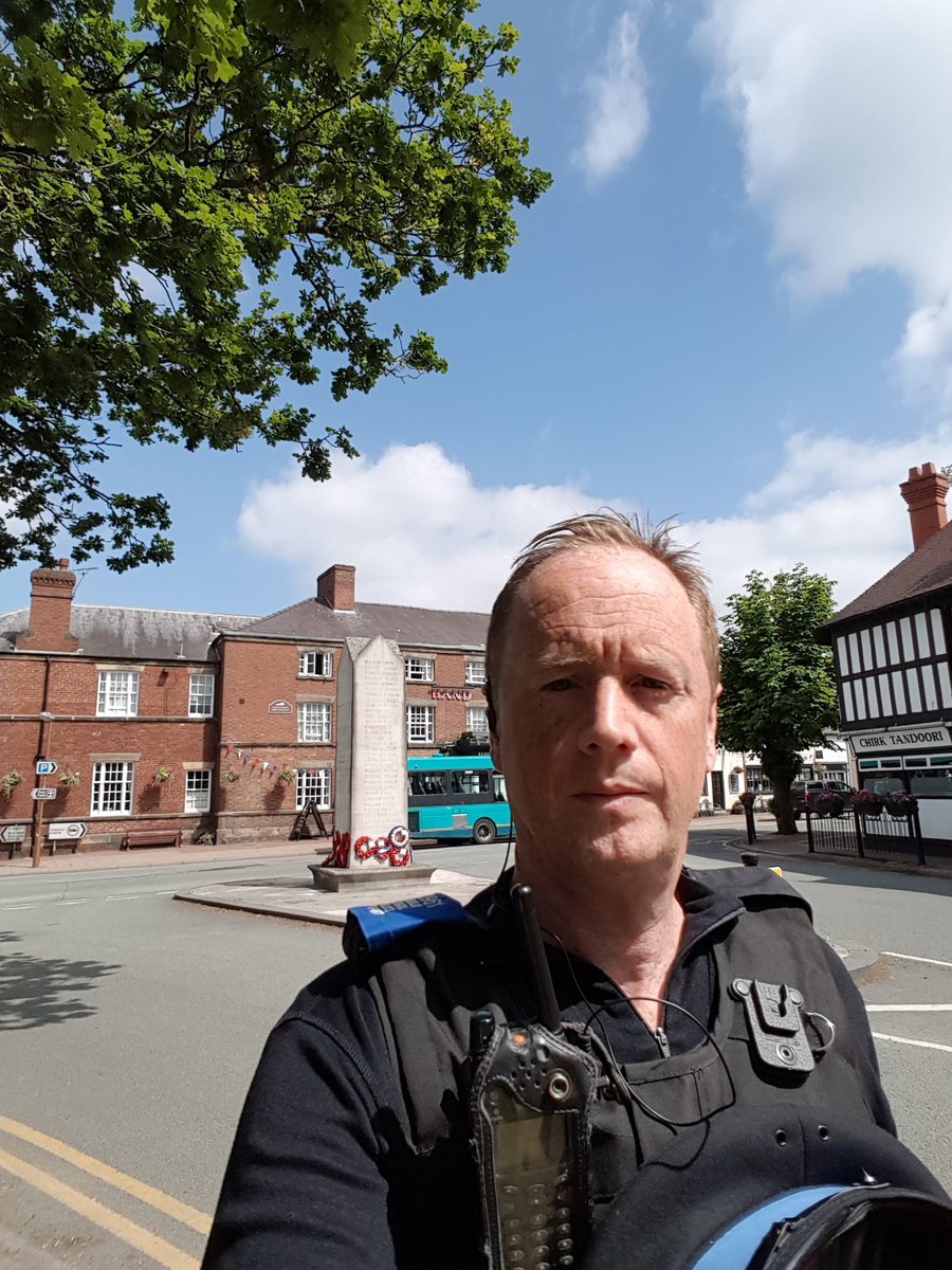NWPWrexhamRural's tweet photo. 🏴Lovely afternoons foot 👞patrol in #Chirk #greatweather 🌞#chirkstation #milleniumgardens #NWPolice #pcsodean https://t.co/5reXKGesKi