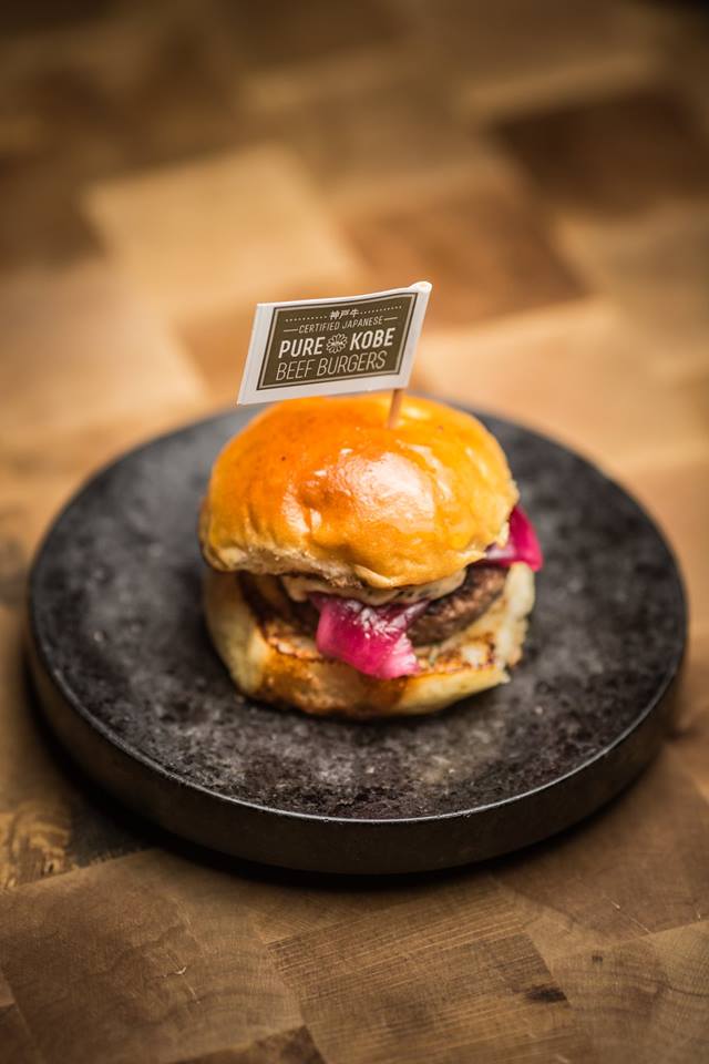 BeefbarMexico's tweet photo. ¡Qué belleza! #KobeBeefBurger
Reserva al: 52638895
___________________________
Pretty beautiful #PureKobeBeefBurger
For reservations, contact us: 52638895
#Beefbar #BeefbarMX #SexyBeef #burger #StreetFood #KobeBeef #japan #food #yummy #MeatLovers https://t.co/E8oi8qHFEa