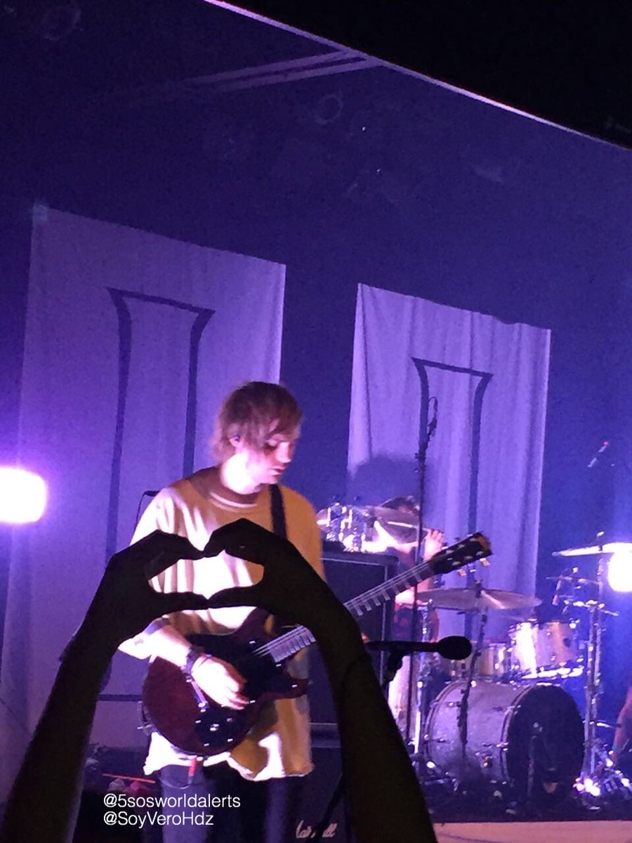5SOSDATESLAT's tweet photo. ¡Michael en el escenario! // vía @5sosworldalerts 
#5SOS3Tour #5SOS3Mexico https://t.co/hqCIkapduY