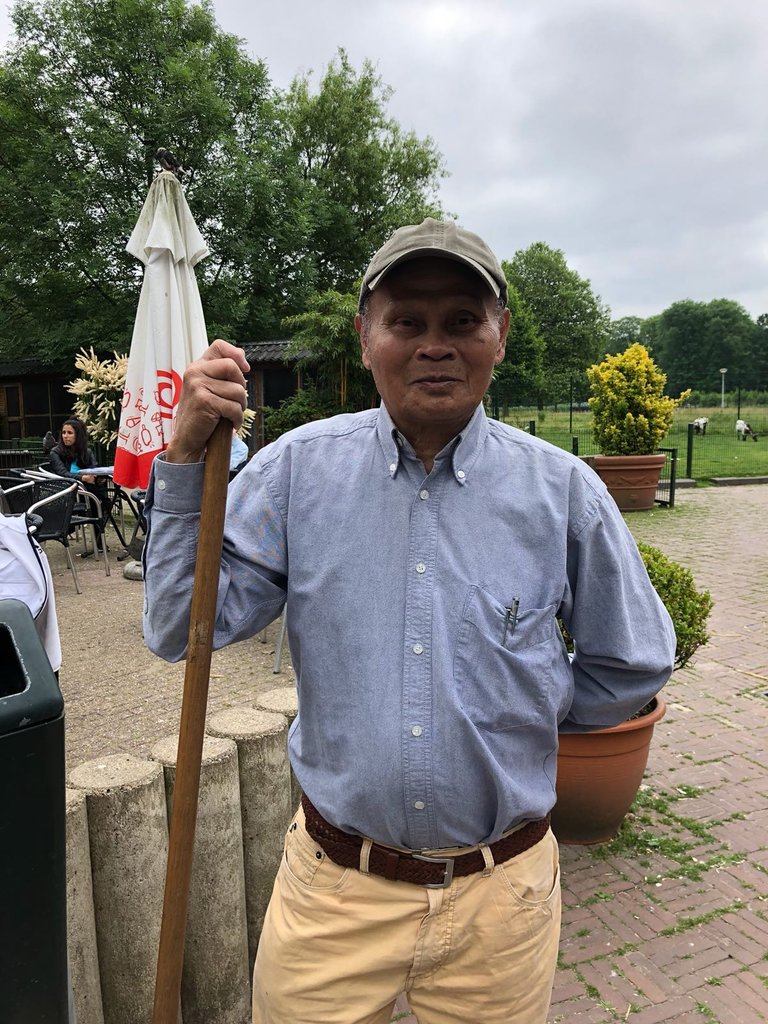 Dit is Pieters en doet van alles op de kinderboerderij hij werkt ook vrijwillig elke dag op de kinderboerderij, hij is 82 jaar oud. Hij vindt het fijn dat de leerlingen van #MLA  komen helpen.
#makeympact #020