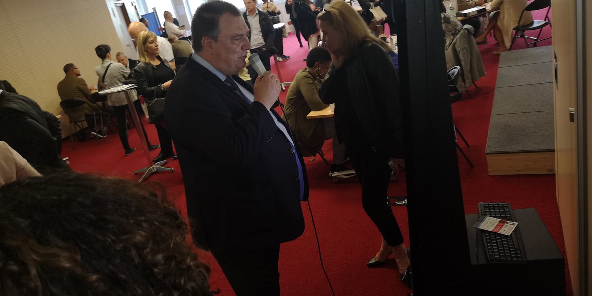 studio007's tweet image. La boîte à pitch smOOOve déploie les velfie business à la CCI 95  Val d' Oise