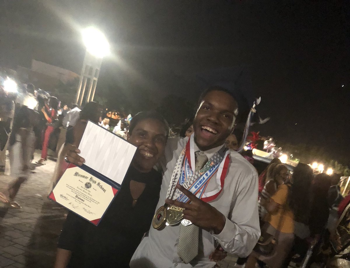 HorneJr_80's tweet photo. I would list my accomplishments but I got too many 😎 #MHSGrad #USF22 🤘🏽 https://t.co/aSFyUKmaiO
