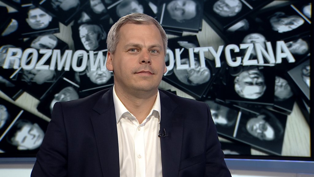 RozmowaP's tweet photo. @KarolRabenda z @Porozumienie__: Zdecydowana większość środowiska akademickiego popiera tę reformę. Protestuje niewielka grupa. Te zmiany były bardzo dokładnie konsultowane z dużą częścią środowiska. Nawet konwenty rektorów ją popierają... #proteststudentow #gowin #studia https://t.co/D2WaxHAsuc