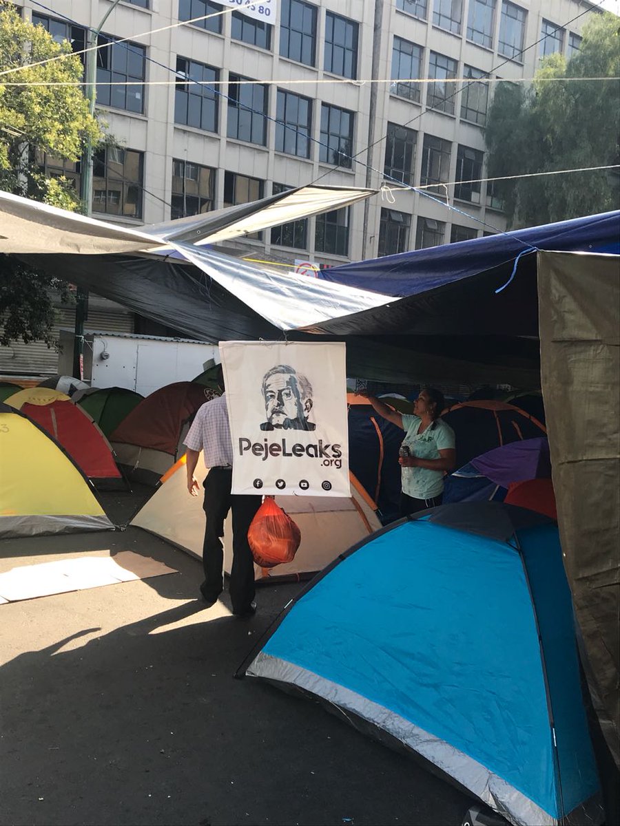 PejeLeaksOrg's tweet photo. Nos da gusto ver que la Coordinadora Nacional de Trabajadores de la Educación, la CNTE, aliada de @lopezobrador, difunda y apoye nuestra causa en su plantón. 

Lo que no nos da gusto es que dejen a los niños y niñas sin clases. https://t.co/0oAyeV7idt