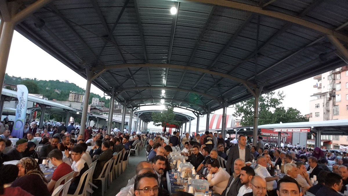 Büyükşehir Belediye Başkanımız sn Enver YILMAZ'ın himayelerinde Kumru ilçemizde kurulan kardeşlik sofrasında İl Başkanımız, Milletvekili Adaylarımız ve Kumrulu hemşehrilerimizle beraberiz. Allah birliğimizi, kardeşliğimizi daim eylesin.