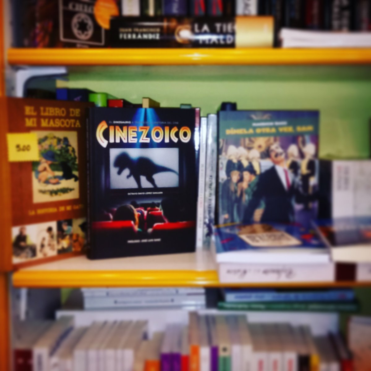cinezoico_libro's tweet photo. En la librería "Tinta China" en San Vicente del Raspeig (Pintor Sorolla, 15) exhiben con este orgullo #Cinezoico https://t.co/BJ5xNP7IL9