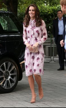 Di_mi_nombre_'s tweet photo. Can't believe Kate Spade just died. She was a very talented &amp; amazing designer. Here are photos of when the Duchess of Cambridge wore Kate Spade: In 2016 she wore a floral Kate Spade dress when she visited the London Eye on World Mental Health Day. #katespade #DuchessofCambridge https://t.co/Ny8OY5ZJwo