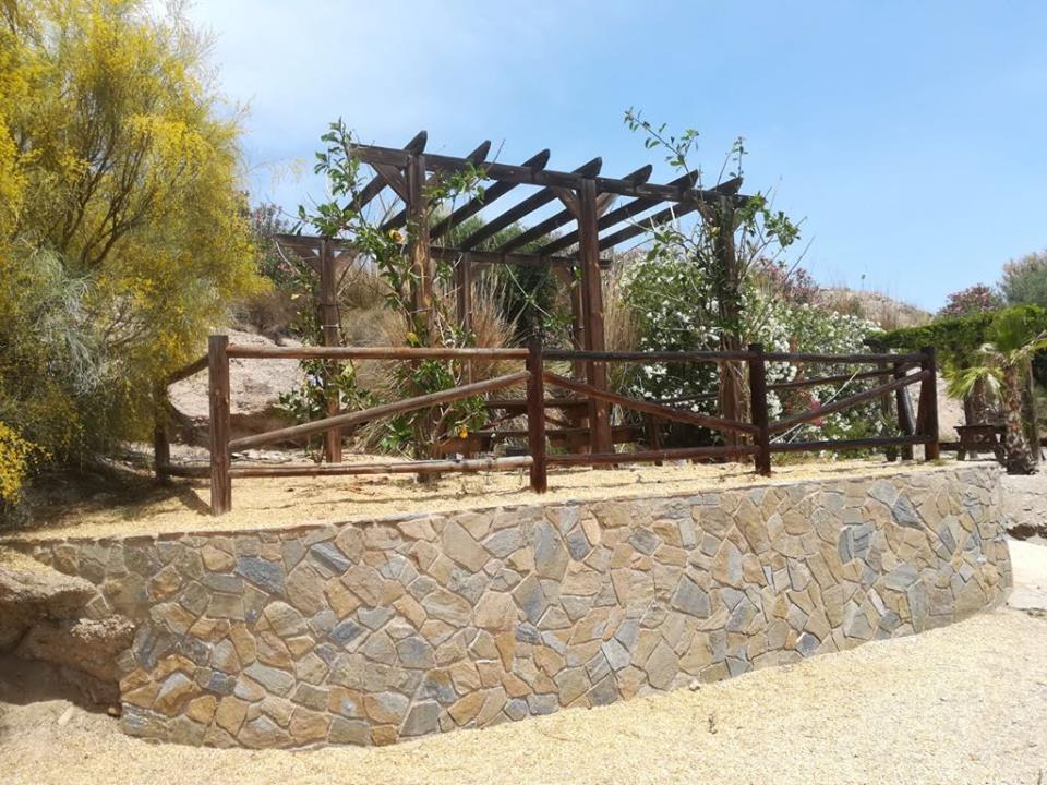 Mejoramos cada día Zurgena con actuaciones como las que ahora se están llevando a cabo en El Cucador, con la construcción de un nuevo acerado para la seguridad de los peatones; y en Los Llanos del Peral, con el arreglo y embellecimiento de la zona del merendero.