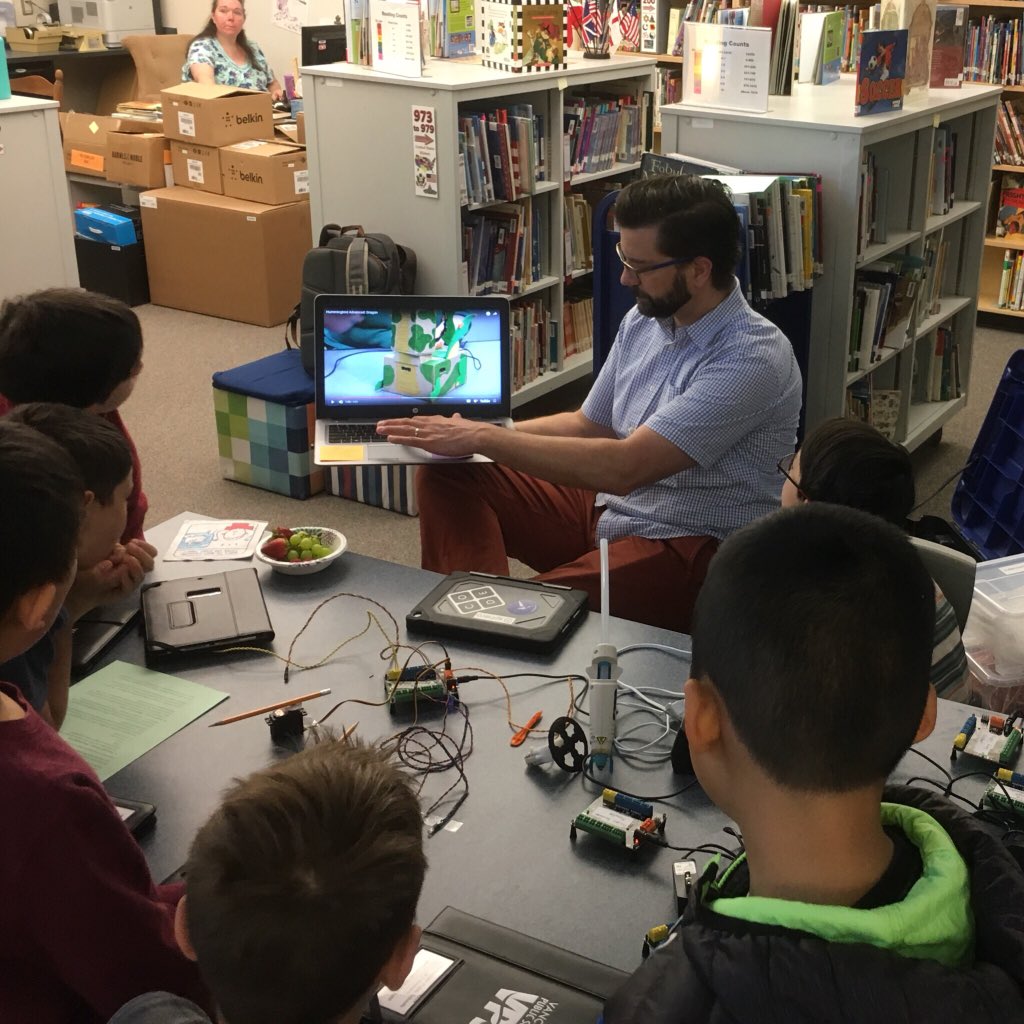 K_Dunfield's tweet photo. Fourth Graders at Franklin working with @Mrs_Grif @WayneITF to plan their Percy Jackson projects using #imotion @DoInkTweets #greenscreen @birdbraintech #hummingbird kits #weLearnVPS @vpsitf https://t.co/t6wh4N2akj