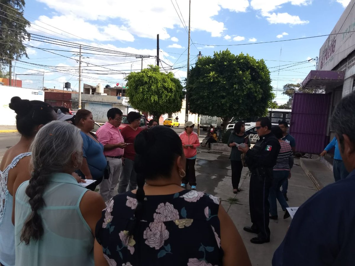 Seguimos recorriendo las calles de la colonia Joaquín Colombres. Hicimos entrega a los vecinos de los números telefónicos de Policías Municipales que vigilan la zona. Gracias por abrir tu confianza al esquema #ConoceAtuPolicía.