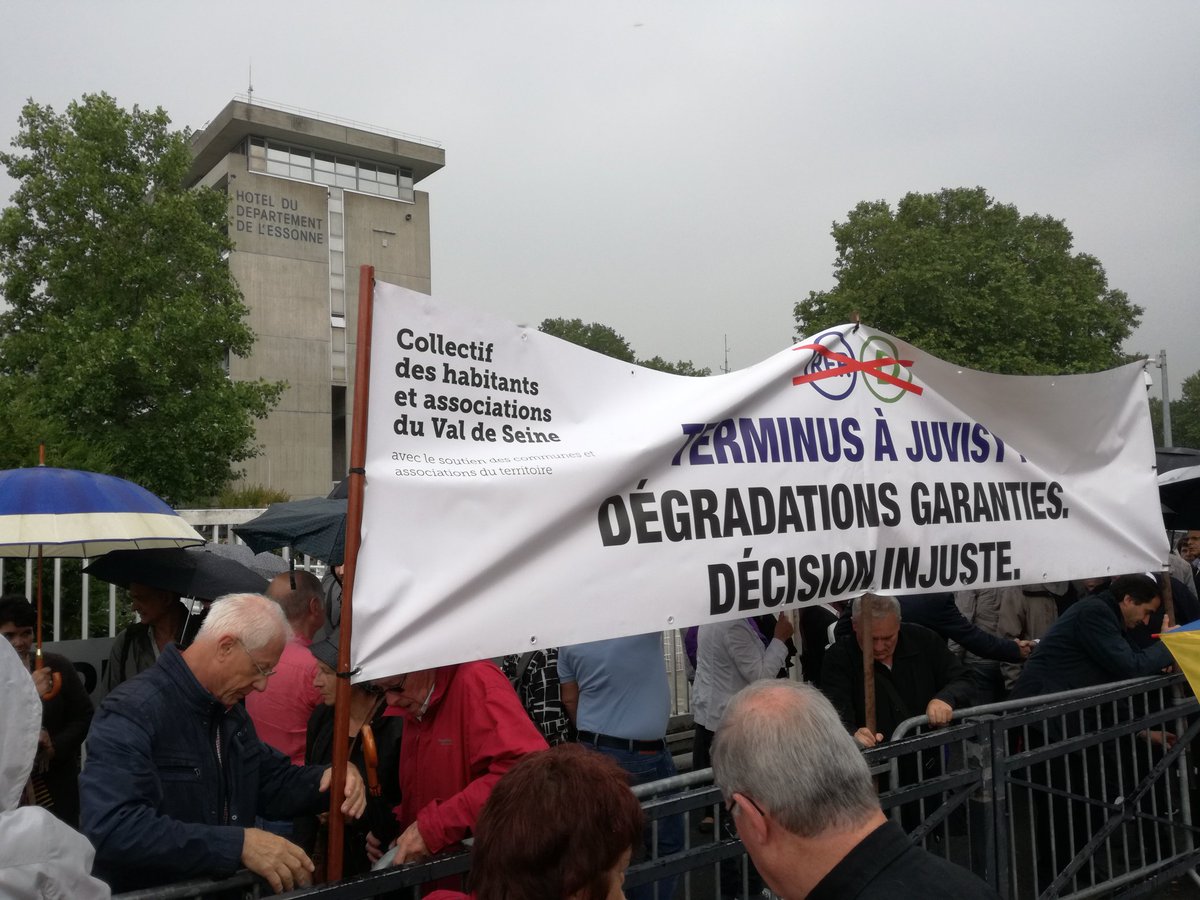Rassemblement devant la cité administrative d'Evry, des habitants de la vallée opposés au découpage du #RERD dans le cadre du « SA 2019 », le projet est présenté ce soir aux institutions locales par ses initiateurs