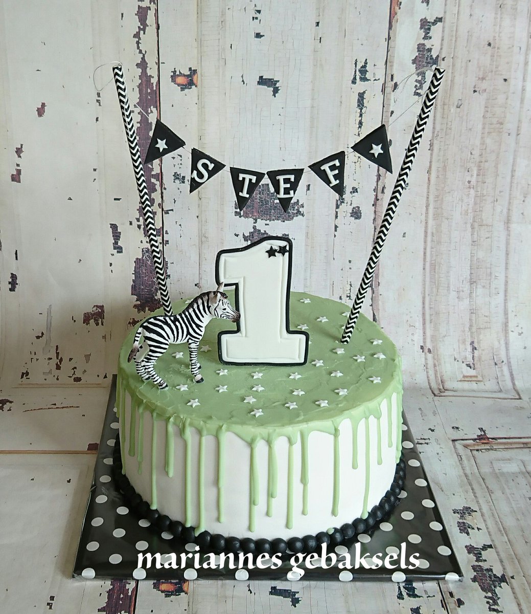 gebaksels's tweet photo. #dripcake for a 1 year old birthday boy https://t.co/G5TQKy0SjE
