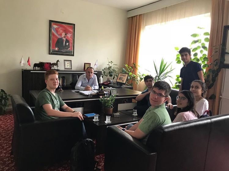 Edirne Huzurevi Müdürü Tamer Tahmazoğlu ile projelerimizi görüştük bizi kabul edip projelerimizi dinlediği için teşekkür ederiz.