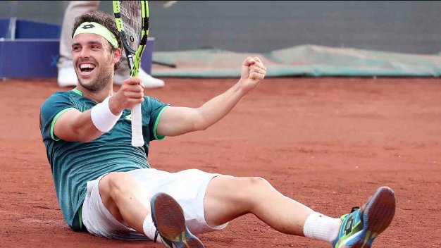 NachoMuhlenberg's tweet photo. ¡HISTÓRICO!

Novak Djokovic, eliminado de Roland Garros a manos de Marco Cecchinato, 72º del mundo y 25 años.

Antes de Roland Garros, el italiano no había ganado ningún partido de Grand Slam en su vida.

Hoy eliminó a Djokovic, se metió en semifinales y se aseguró 560.000 euros. https://t.co/ikDkZhH1Xm