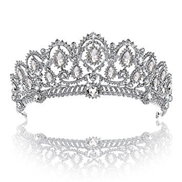 SarajReyes's tweet photo. Our pop-up shop for tiaras and boas is OUTRAGEOUS! So if you don't have time to shop before #FFboas you can get one on-site! (and be styling) #FFbchat https://t.co/T2EvsvTPxJ