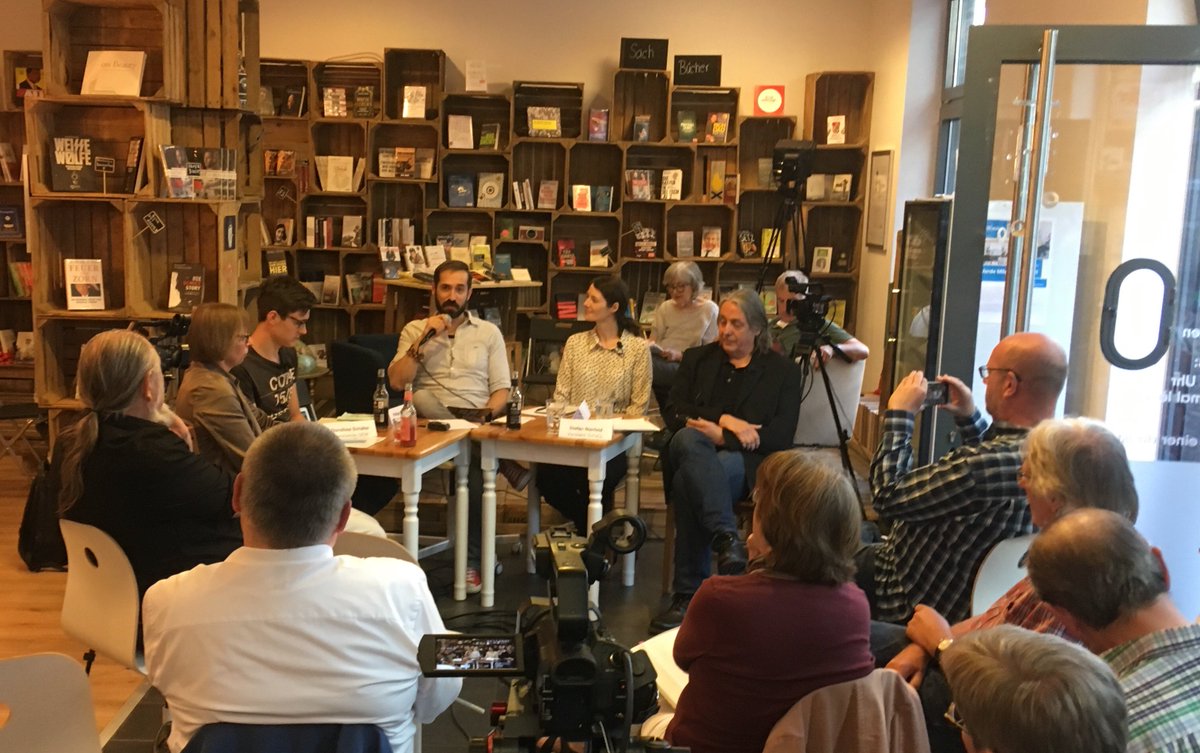 #Lehrermangel - Was läuft schief an Schulen in #NRW? Darüber spricht <a href="/BastianSchlange/">Bastian Schlange</a> jetzt im CORRECTIV Buchladen mit Dorothea Schäfer von @GEW_NRW, Stefan Nierfeld von SchaLL, Regina Hahmeier von der Landeselternschaft Grundschule und Schülervertreter Philipp Schultes @lsv_nrw