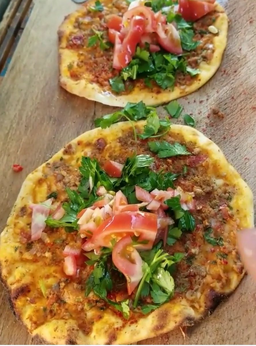 Melike_Askk's tweet photo. Beste volgers,

A.S vrijdag 9 juni 
Weer een bestelling  
Onderste gerechten worden dan gemaakt,

Heerlijke Lahmacun ❤

Wilt u ook geniet van onze zelfgemaakte verse  turkse pizza stuur ons gerust een berichtje. 

Liefs Ask catering ❤️ https://t.co/RFWTmgo2On