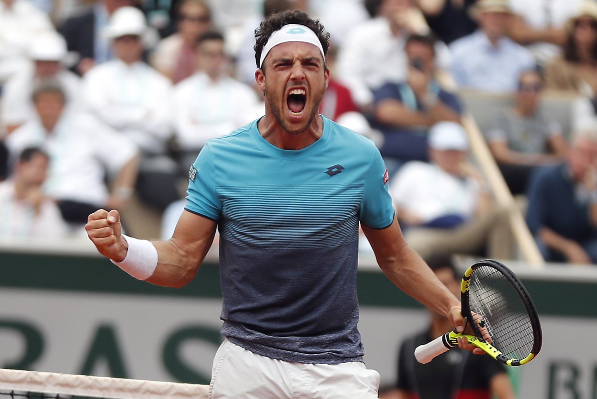 WeAreTennisFR's tweet image. EXTRAORDINAIRE Marco #Cecchinato !!! 

L'Italien n'avait jamais gagné un match en Grand Chelem et se retrouve en demi-finales de #RolandGarros grâce à sa victoire sur Djokovic 6-3 7-6 1-6 7-6 !!! #RG18
