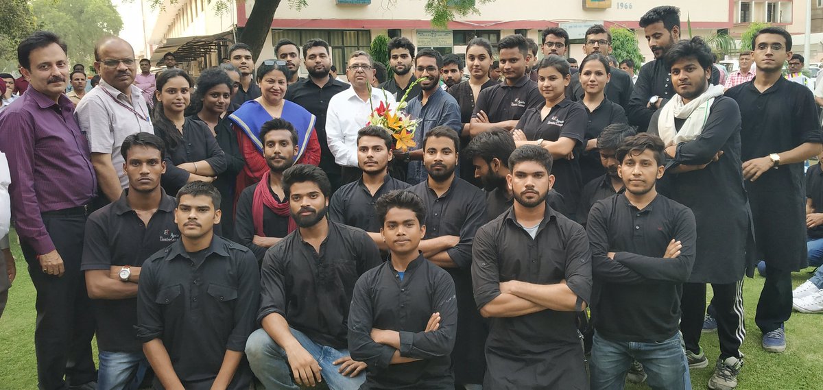 ArvindGaurTeam's tweet photo. #पर्यावरणदिवस के अवसर पर सुबह से ही #अस्मिताथिएटर के कलाकारों ने दिल्ली और गुरुग्राम के अलग-अलग स्थानों पर नुक्कड़ नाटक #मौसम #mausam की प्रस्तुति की । 
शुरुआत "भारतीय पेट्रोलियम संस्थान" उसके बाद "बड़ौदा हाउस" ,"नवजीवन विहार'' आदि क्षेत्रों में की।
निर्देशक @ArvindGaur 
#थिएटर https://t.co/IGPARDTxWE
