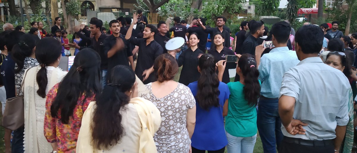 ArvindGaurTeam's tweet photo. #पर्यावरणदिवस के अवसर पर सुबह से ही #अस्मिताथिएटर के कलाकारों ने दिल्ली और गुरुग्राम के अलग-अलग स्थानों पर नुक्कड़ नाटक #मौसम #mausam की प्रस्तुति की । 
शुरुआत "भारतीय पेट्रोलियम संस्थान" उसके बाद "बड़ौदा हाउस" ,"नवजीवन विहार'' आदि क्षेत्रों में की।
निर्देशक @ArvindGaur 
#थिएटर https://t.co/IGPARDTxWE