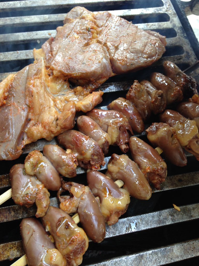 OpIndelicada's tweet photo. #CáEstouEuNaVida trocando gente chata por churrasco com coraçãozinho de galinha. 

#PowerCoupeBrasil 
#TercaDetremuraSDV 
#TercaMasterSDV 
#TercaEliteDoSdv 
#TerçaComTsunamiSdv 
#pas https://t.co/gRapbe4tV1