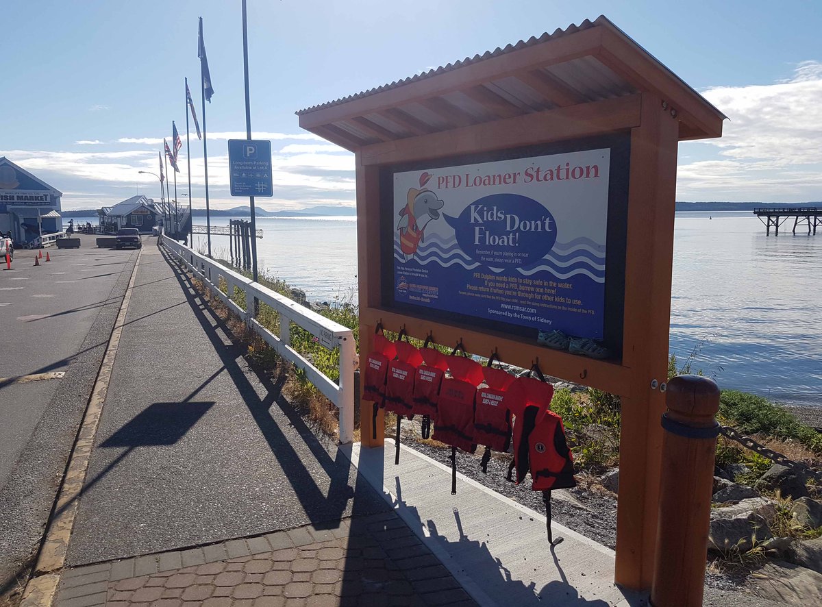 townofsidneybc's tweet photo. There are two new #PFD loaner stations along the #SidneyBC waterfront! Located in #TulistaPark and #BeaconPark, the stations offer free day-use of PFDs for children who will be boating or swimming. Thanks for this initiative @RCM_SAR https://t.co/mbO0JEkDJr