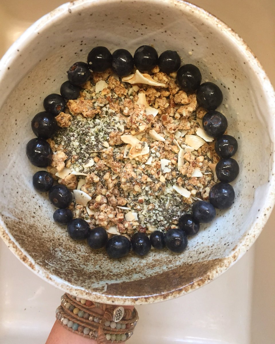 DelaneyWray's tweet photo. Afternoon summer snacks: ☀️😋 Grain-free granola bowl with added chia seeds, hemp seeds, flax seeds, toasted coconut, blueberries &amp; unsweetened vanilla almond milk.🤤#happymeetshealthy #healthcoach #holistichealth #glutenfree #vegan #dairyfree #plantbased #grainfree https://t.co/K7kjYeQ1EY