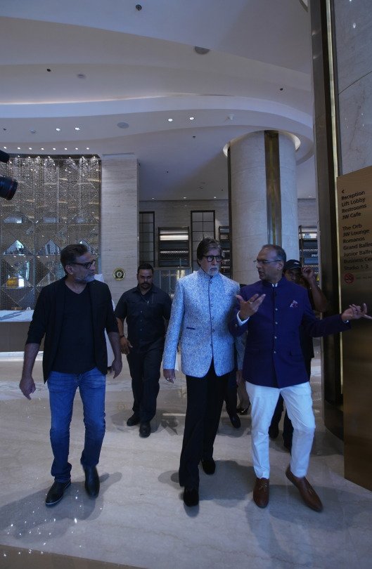 SrBachchanclub's tweet photo. T 127 - Update, Group photographs with all hotel staff...namaste and depart for the next activity with R Balki in the car discussions on his next project and done for this . @SrBachchan #StarryNight2 https://t.co/gt0nkukEmN