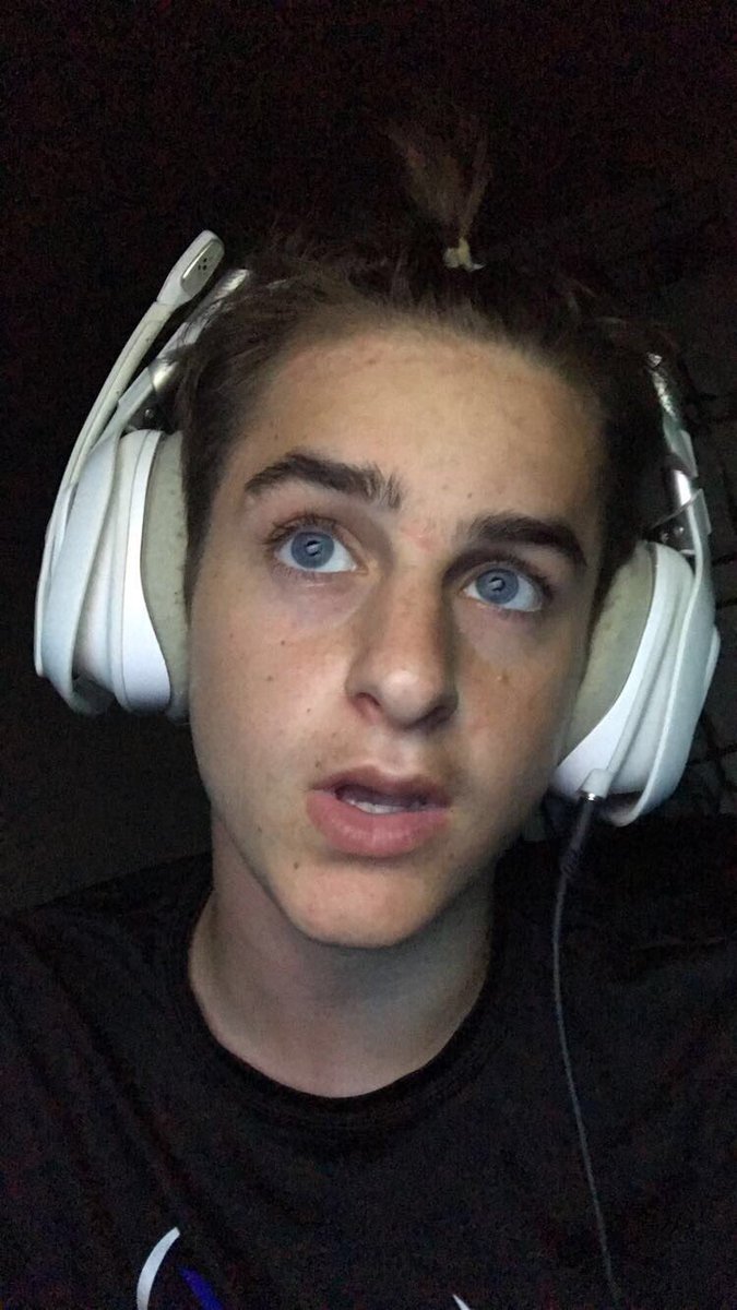 jackbartholow's tweet photo. this boy in a man bun 😍😻 https://t.co/z9G5X7TKTu