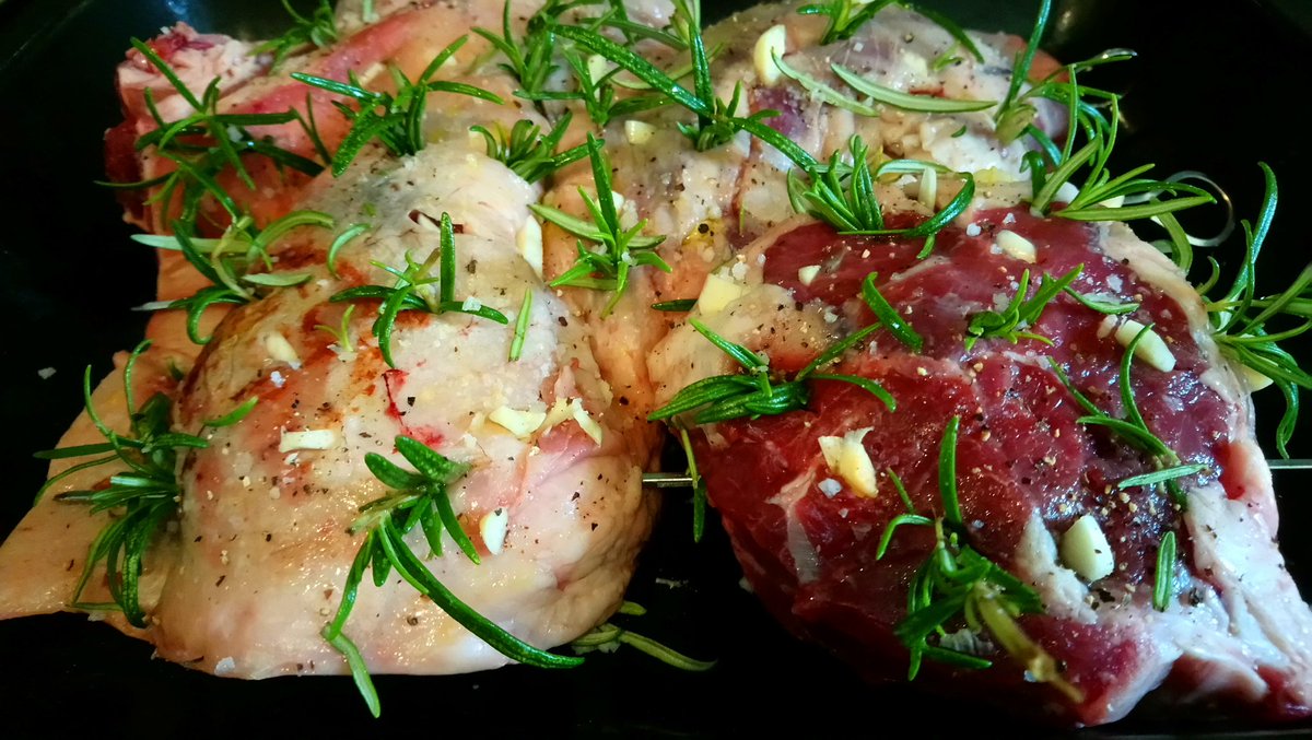 Sue_Stoneman's tweet photo. Fantastic boned out leg of lamb @CoxLaflin studded with garlic, rosemary, drizzled with rapeseed oil &amp; sprinkled with S&amp;P, cooked indirect on a bed of onions &amp; carrots @KamadoJoeUK for about 2 hours. Awesome tasting piece of meat. https://t.co/1i3OVCOZJF