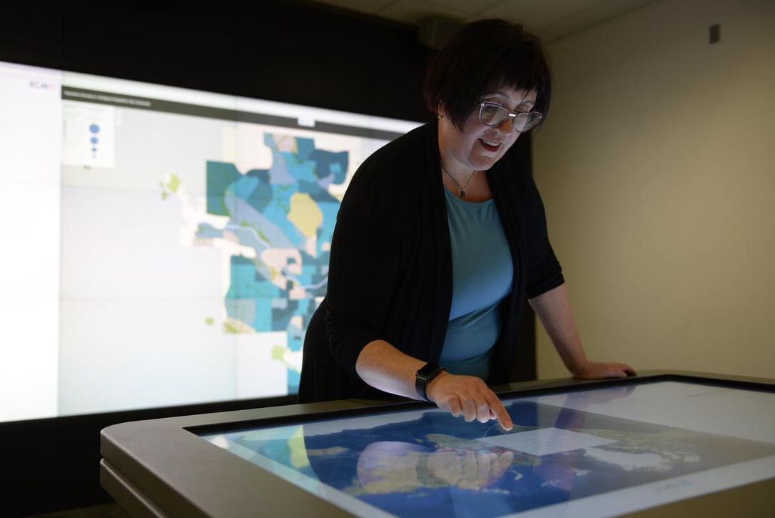 ucalgarynursing's tweet photo. Calgary’s sidewalk network full of missing links affecting health of newcomers. Read more about @suzanne_goopy @UCalgary and how her @EmpathicMaps projects is shining a light on how city planning affects new Canadians. @thestarcalgary https://t.co/R0egDI1uIa https://t.co/bcqsp1FD0d