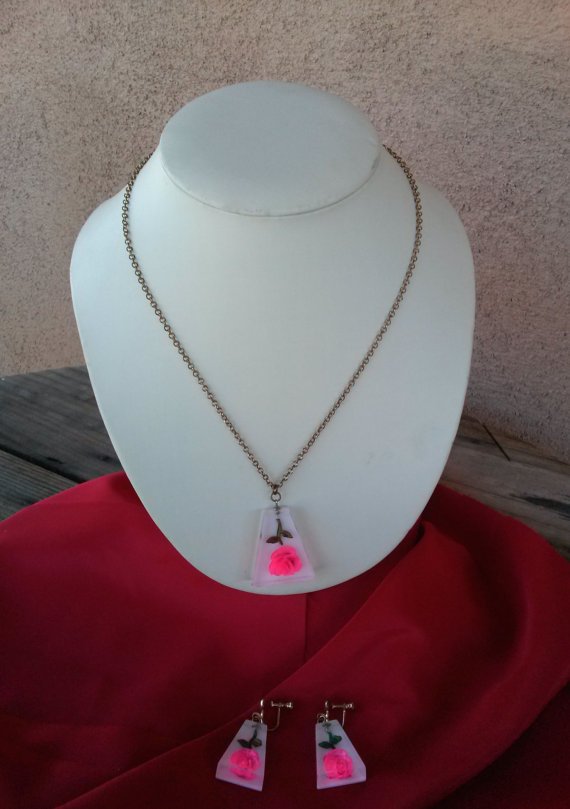 Vintage 1960s Necklace Set Lucite Rose Neon Pink 2 Pc Set Screw Back Earrings #PinkRoses #boho #60sJewelry #Lucite #NecklaceSet #NecklaceEarringSet #CostumeJewelry #Rose #NeonPink #ScrewBackEarrings 
$25.00
➤ goo.gl/CY2Avp
via @outfy