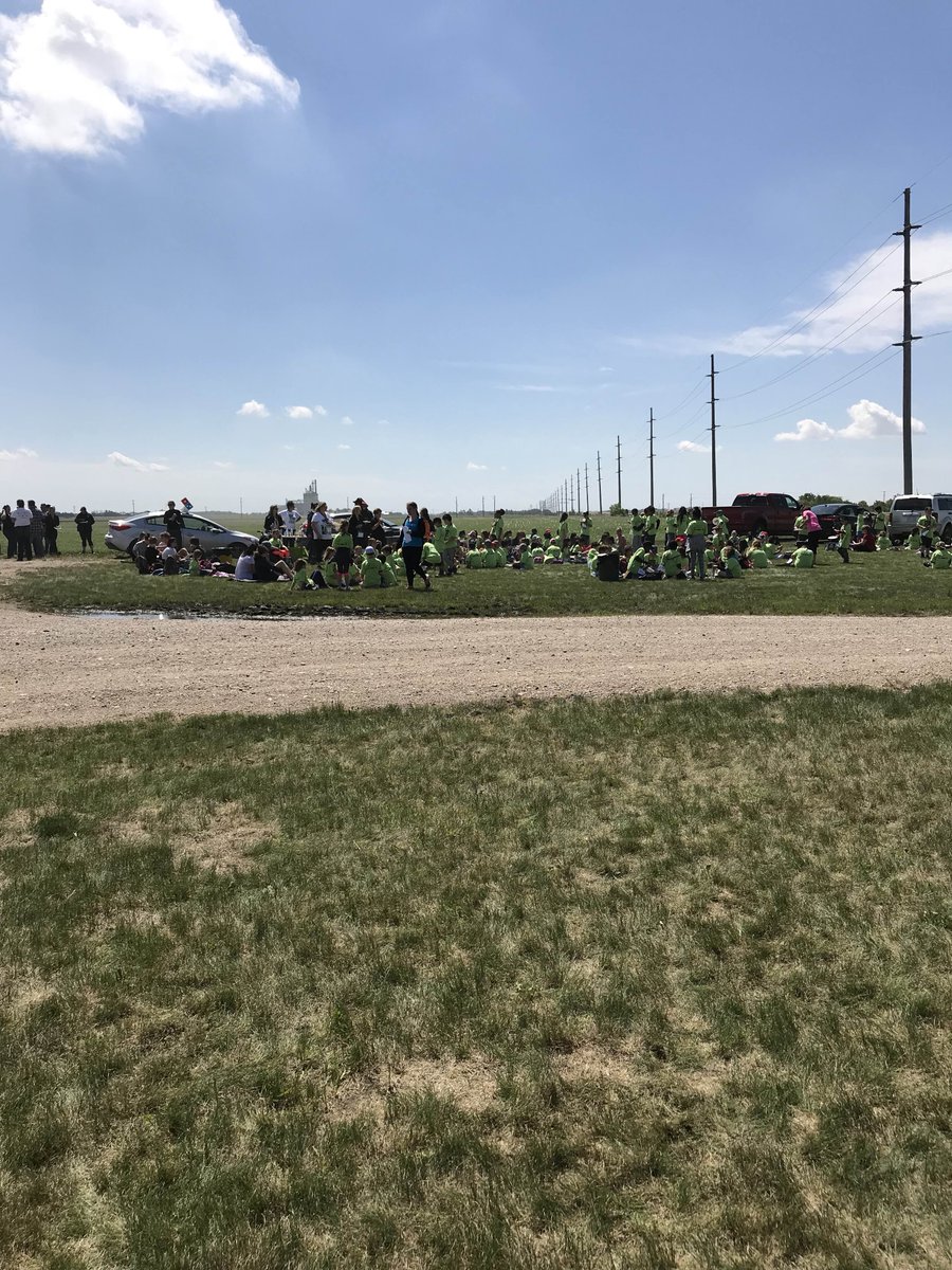 PattisonAg's tweet photo. What’s a pizza farm tour without pizza lunch!!!  We are happy to be a part of #AgEducation with some amazing Ag companies.  #pizzafarm https://t.co/z36AuvQv0I