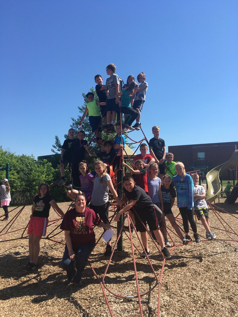 ambergmn's tweet photo. My grade 5 class 2017-2018. @stowetm https://t.co/MYns9RuWG7