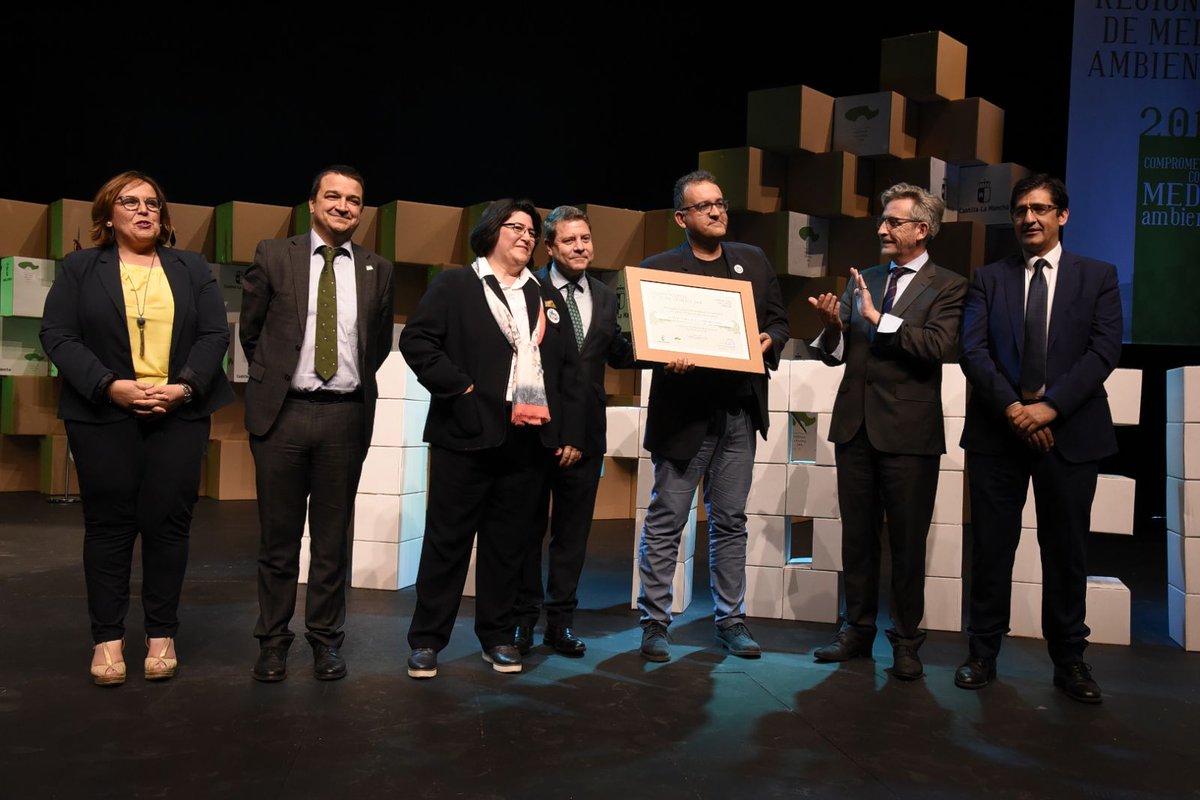 gobjccm's tweet photo. Mención en el #DiaMundialDelMedioAmbiente para la Plataforma ‘Sí a la Tierra Viva’, formada por un grupo de vecinos de Campo de Montiel. Recoge el premio su presidente, Luis Manuel Ginés Guijarro. https://t.co/ukUMD7ClyU