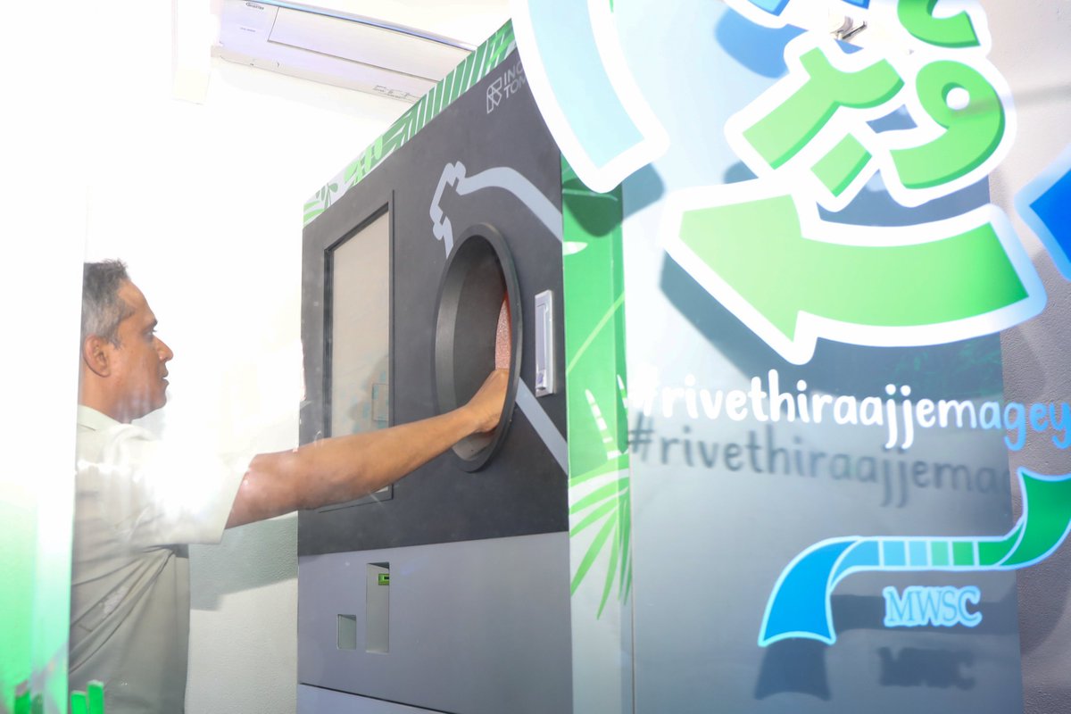 MWSC_Official's tweet image. Minister of Environment &amp;amp; Energy Mr. @Thoriqibrahim and Managing Director @FaZuLRaShYd officially launches Smart Bin, the first ever reverse vending machine made for recycling in the Maldives. This is a joint effort of MWSC and Island Beverages Maldives (IBM) #SmartBin