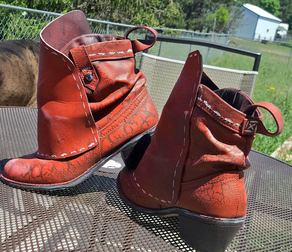 xbrixbrix's tweet photo. 2 years ago!! One of my first cosplay I made by hand for @2Dconvention. Not perfect and wanna remake the oitfit.. but I LOVE MY GARNETT SHOOOOEZZ I still wear them sometimes! #FF9 #GarnettTilAlexadros #dagger https://t.co/8ya111rGuB