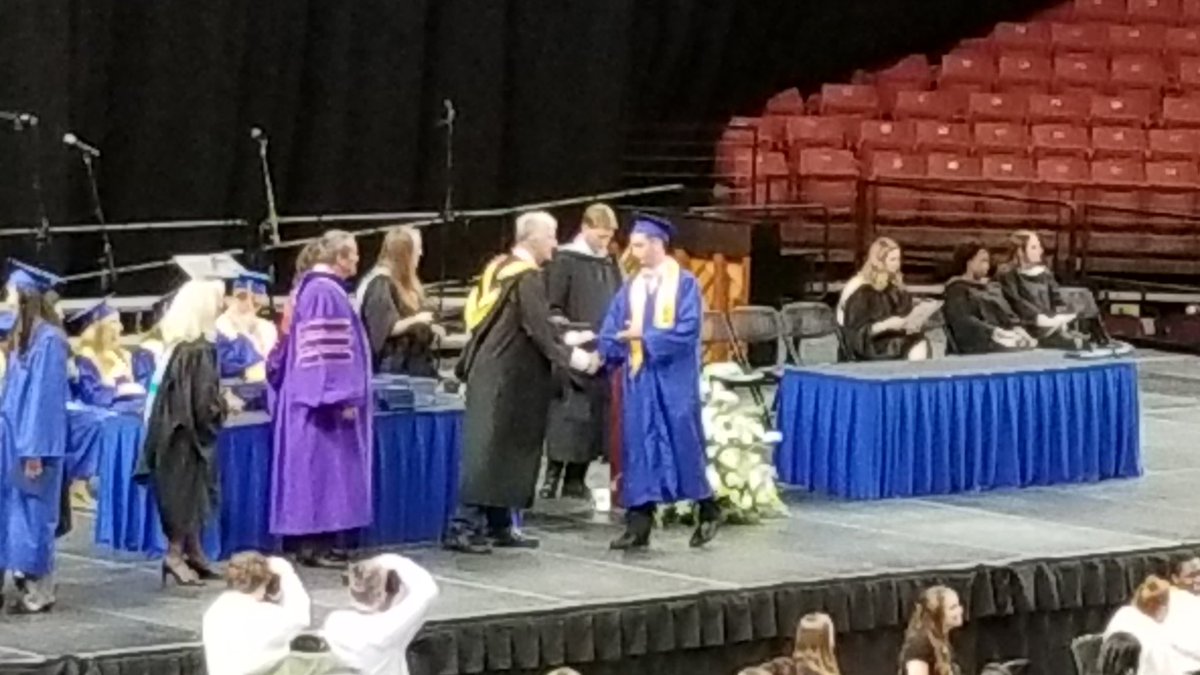 darrengmo's tweet photo. I hate it when tears make everything blurry. #KoreyDaniel #EHSClassof2018 #proud #TNUClassof2022 #thatsmyson https://t.co/0aZUI2bAcb
