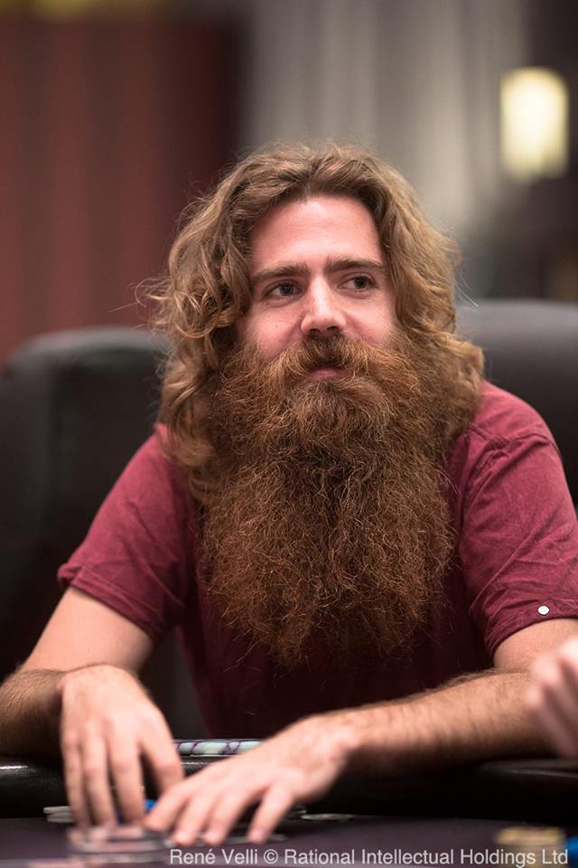 La última moda: dejarse barba hasta ligar escalera de color 😂😂
