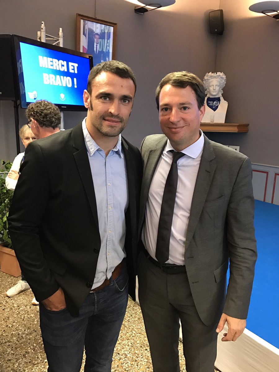 JeanTerlier's tweet photo. Retour des champions de France @top14rugby dans leur @VilledeCastres. Réception ce soir des joueurs et du staff du @CastresRugby avec le @BouclierBrennus à la mairie, avec Pierre-Yves Revol. Félicitations pour cette belle saison et ce titre mérité. https://t.co/QCcDXGaMwA