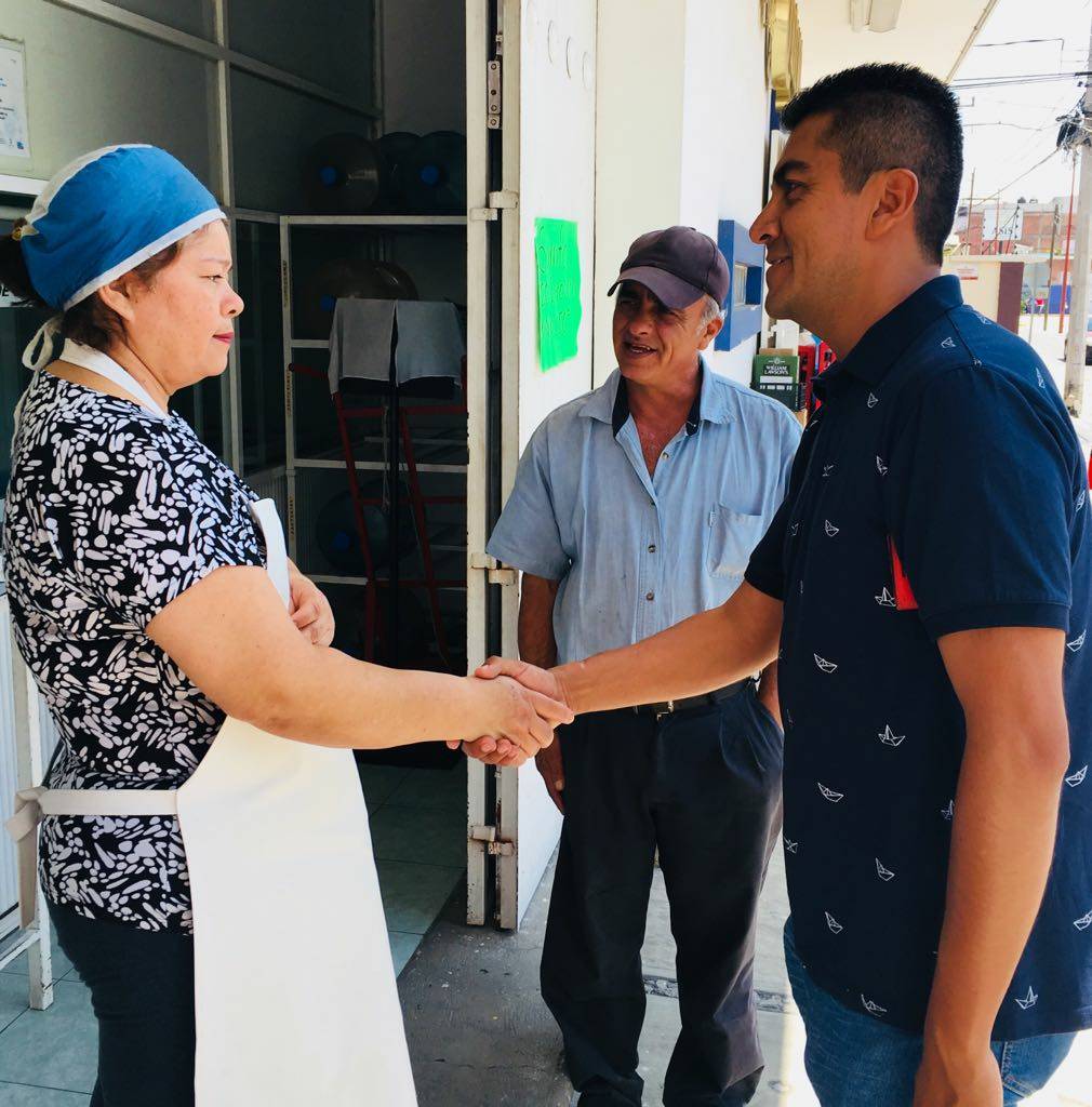 LaloZacatelco's tweet photo. Recorriendo el centro de #Cholula de local en local y de familia en familia estamos entregando nuestras propuestas de gobierno, #RescatemosCholula  #VoyConLalo https://t.co/jpF9ud6dNt