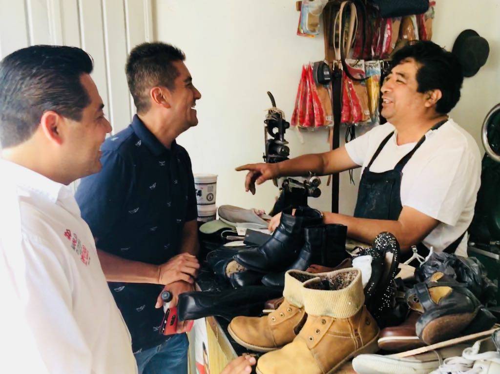 LaloZacatelco's tweet photo. Recorriendo el centro de #Cholula de local en local y de familia en familia estamos entregando nuestras propuestas de gobierno, #RescatemosCholula  #VoyConLalo https://t.co/jpF9ud6dNt